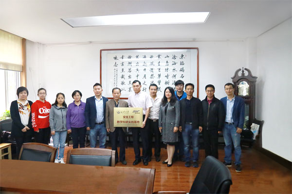 我司董事長(zhǎng)馮光福和地測(cè)學(xué)院黨委書(shū)記杜福元共同為科研實(shí)踐基地揭牌（一）