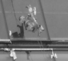 圖4　提升機(jī)與籃體聯(lián)接螺栓脫落，吊籃墜落